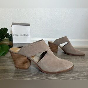 Dolce vita rogin suede cut out heeled mules in tan. Size 8